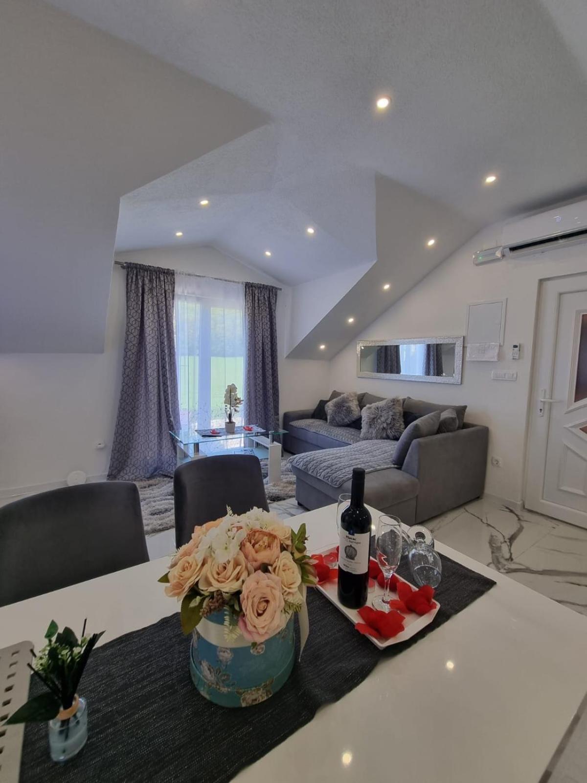 Luxury Apartment Megy Otocac Luaran gambar