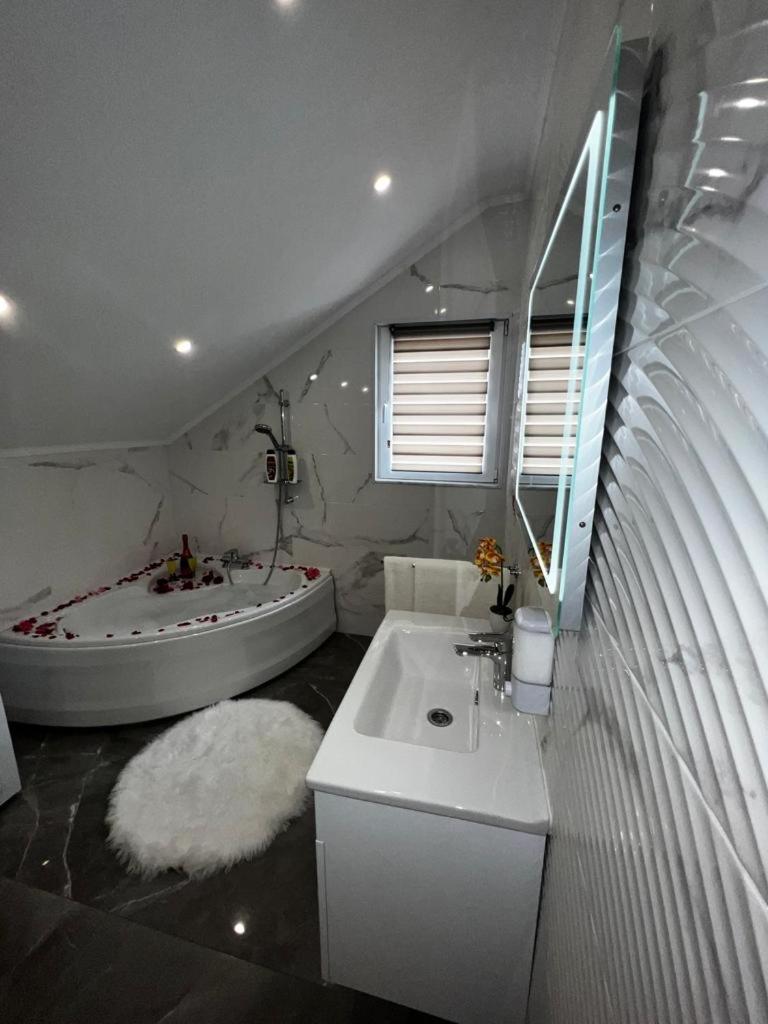 Luxury Apartment Megy Otocac Luaran gambar
